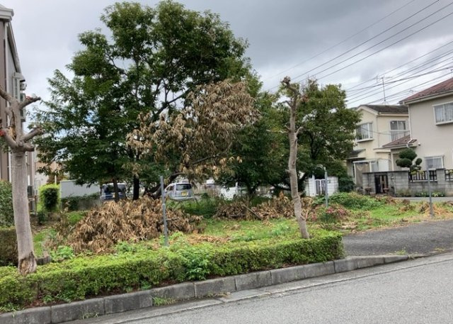 土地の面積＝住宅面積ではありません。建ぺい率の問題などで、土地のある場所によって住宅を建てられる面積は限られています。高さもしかり、「土地」という言葉の中には、建築条件も含まれると考えておきましょう。