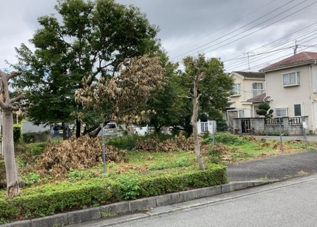 家を建てる場合、方位は要チェックです。現実的に日当たりのよい家ならばリビングは南側、建築基準法でも北側に当たる家への配慮は求められています。土地を見学に行く際は、方位磁針を持って行くようにしましょう。