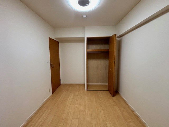 無駄なく収納できるように棚やパイプの位置にもこだわって設計しています。2026年4月撮影