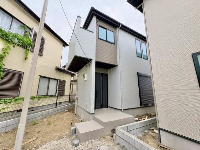 1号棟　広々とした19.8帖のリビング空間・上部吹き抜け有！家事動線を考慮した水回りの集中した間取り・パントリー付！駐車スペース3台可(車種による)！大袋小学校・大袋中学校まで徒歩約5分(350ｍ)！