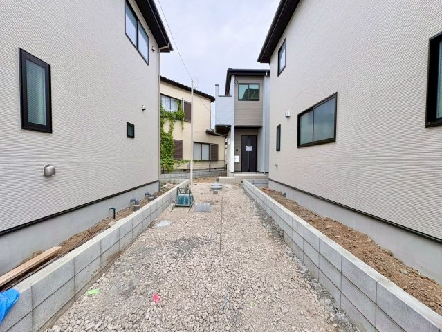 1号棟　広々とした19.8帖のリビング空間・上部吹き抜け有！家事動線を考慮した水回りの集中した間取り・パントリー付！駐車スペース3台可(車種による)！大袋小学校・大袋中学校まで徒歩約5分(350ｍ)！