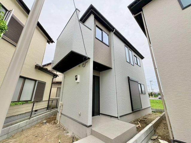 1号棟　広々とした19.8帖のリビング空間・上部吹き抜け有！家事動線を考慮した水回りの集中した間取り・パントリー付！駐車スペース3台可(車種による)！大袋小学校・大袋中学校まで徒歩約5分(350ｍ)！