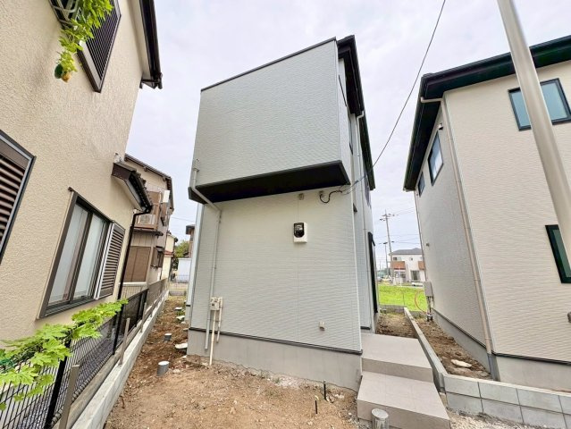 1号棟　広々とした19.8帖のリビング空間・上部吹き抜け有！家事動線を考慮した水回りの集中した間取り・パントリー付！駐車スペース3台可(車種による)！大袋小学校・大袋中学校まで徒歩約5分(350ｍ)！