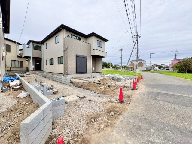1号棟　広々とした19.8帖のリビング空間・上部吹き抜け有！家事動線を考慮した水回りの集中した間取り・パントリー付！駐車スペース3台可(車種による)！大袋小学校・大袋中学校まで徒歩約5分(350ｍ)！