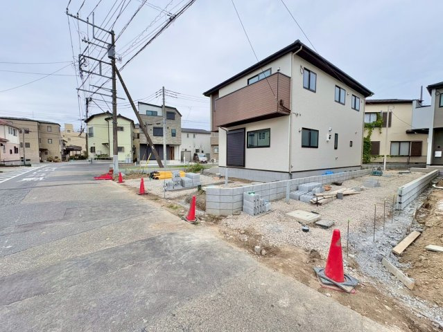 1号棟　広々とした19.8帖のリビング空間・上部吹き抜け有！家事動線を考慮した水回りの集中した間取り・パントリー付！駐車スペース3台可(車種による)！大袋小学校・大袋中学校まで徒歩約5分(350ｍ)！