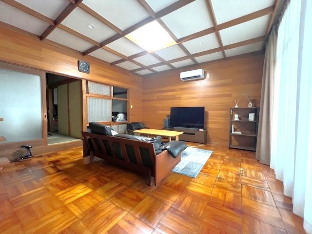 こちらはリビングになります。お部屋全体が木目調で、大きな窓もあり明るく温かな空間になります。