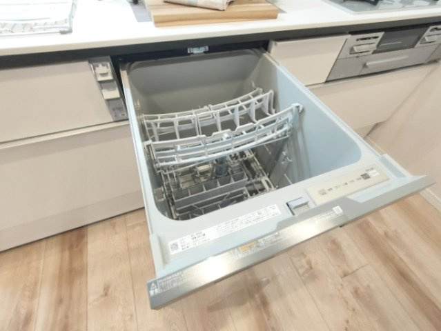 【食洗器】　手肌に優しく、家事の時短にもなる食洗機を完備。