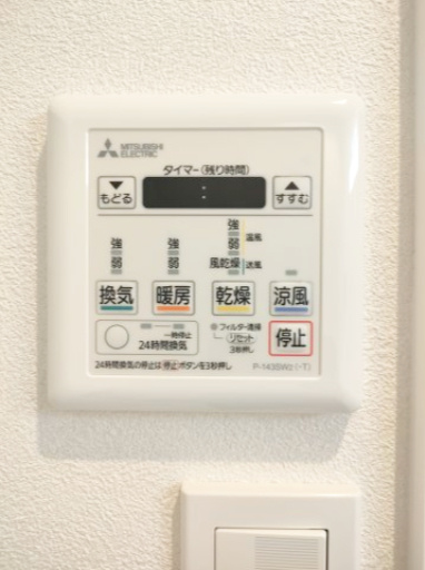 【浴室乾燥機】　冬場の冷え込む浴室をあたためたり、梅雨時の洗濯物を乾かしたりと、生活に便利な設備を備えております。