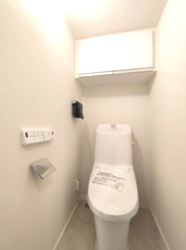 【トイレ】　洗浄機能付きトイレ。上部には収納付で、トイレットペーパー等、買い置きもしやすそうです。