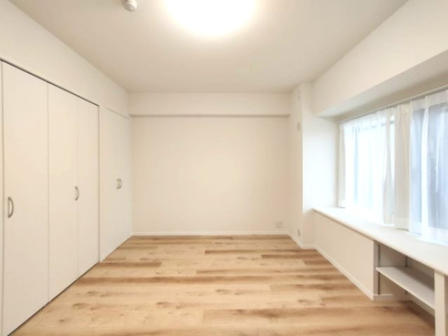 【洋室約7.4帖】　収納が多いお部屋。陽光が似合う、ナチュラルな装いで、様々なインテリアコーディネートを楽しめます。
