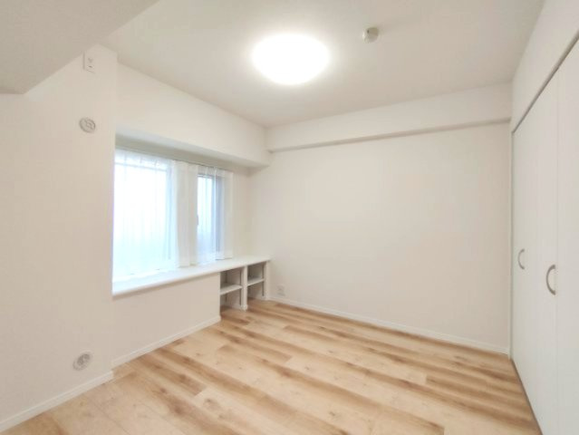 【洋室約5.9帖】　お子様の心と身体を見守る子供部屋として、思春期のプライバシーを重視したり、成長に合わせて机やベッドを自由にレイアウトできます。