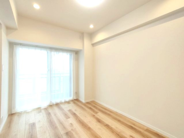 【洋室約5.6帖】　リビング隣接の居室、続き間としての利用やセパレート型、使い勝手良いお部屋です。用途様々です♪バルコニーに面しており、開放感あります♪