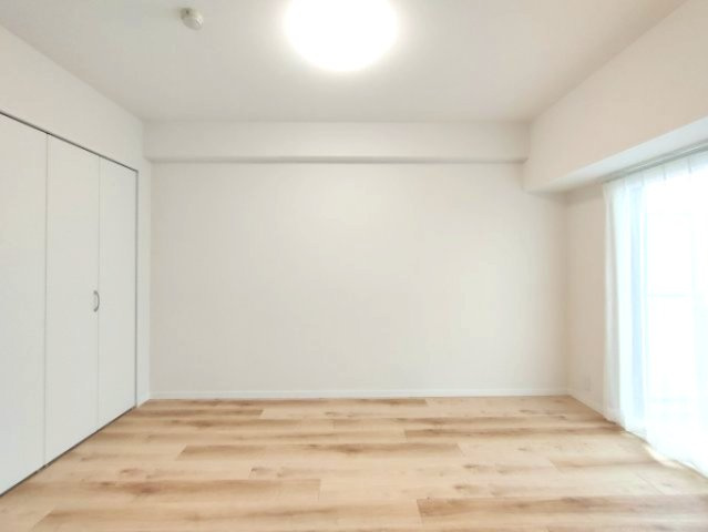 【洋室約8.4帖】　ゆったりサイズの洋室は、主寝室にいかがでしょうか？