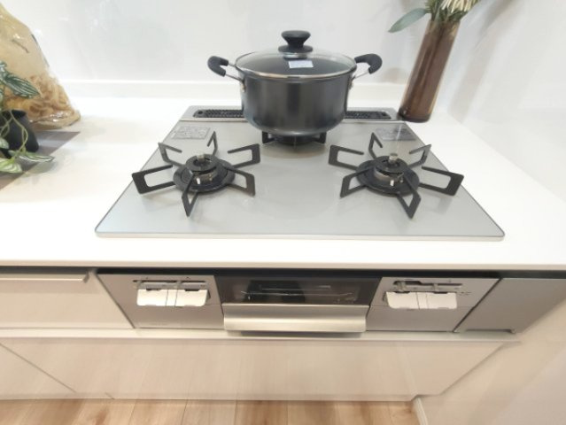 【3口コンロ】　3口コンロ、グリル付きでお料理のレパートリーも増えそうです。