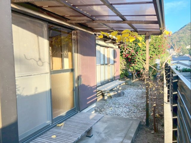 自然を感じて過ごせる縁側は、雨の日でも安心の屋根付きです！