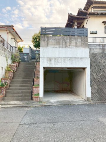 コンクリート造の車庫付きです！