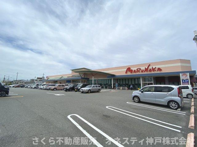 マルナカ玉津店。徒歩約13分。距離約1、000ｍです。