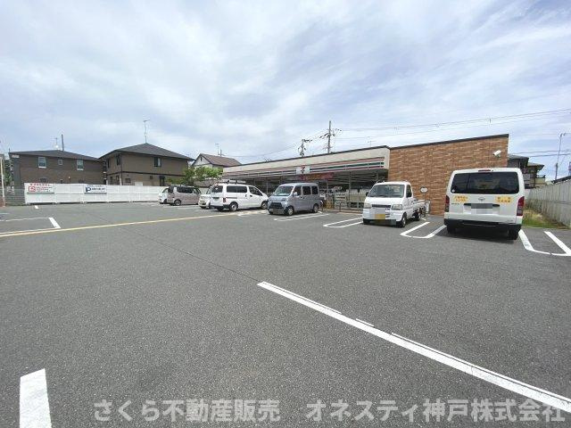 セブン-イレブン神戸二ツ屋1丁目店。徒歩約6分。距離約450ｍです。
