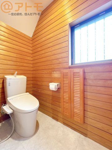 窓もあって換気もしっかりできる清潔感のあるトイレです♪