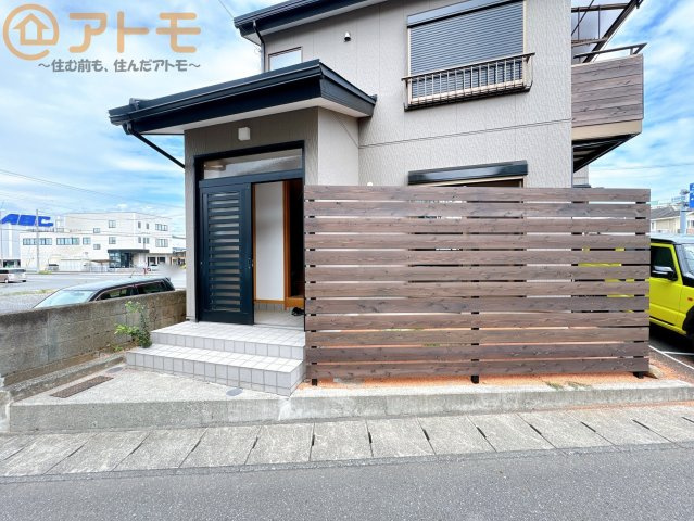 落ち着いた色合いの玄関は防犯性に優れた仕様になっています♪