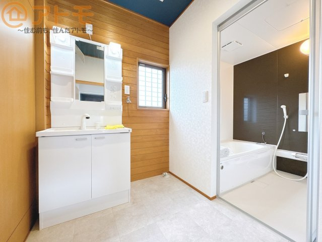 シャワータイプの洗面台は、洗濯物の土汚れなどの予洗いもしやすいため、お子様のいるご家庭でも大活躍！