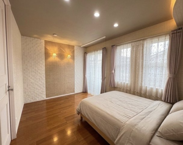 ゆとりある広さを確保した主寝室は、ベッドを配置しても余裕のある空間です。窓からの採光もあり、明るく開放的な印象。落ち着いた内装で、日々の疲れをしっかり癒せるプライベート空間となっています。