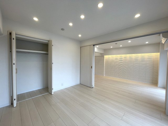 大切なお子さまを見守りやすい引き戸の洋室は、子ども部屋としても。　