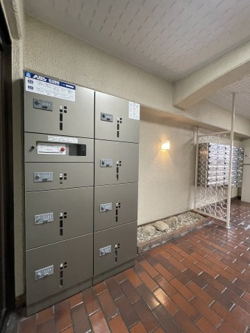 宅配ボックス付きで、忙しい方の荷物受け取りもスマートに。　