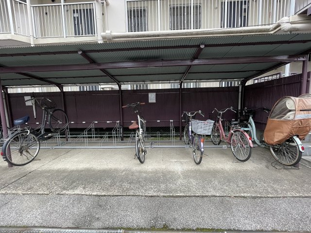 屋根付きの駐輪場で、サビや汚れの心配も不要。　
