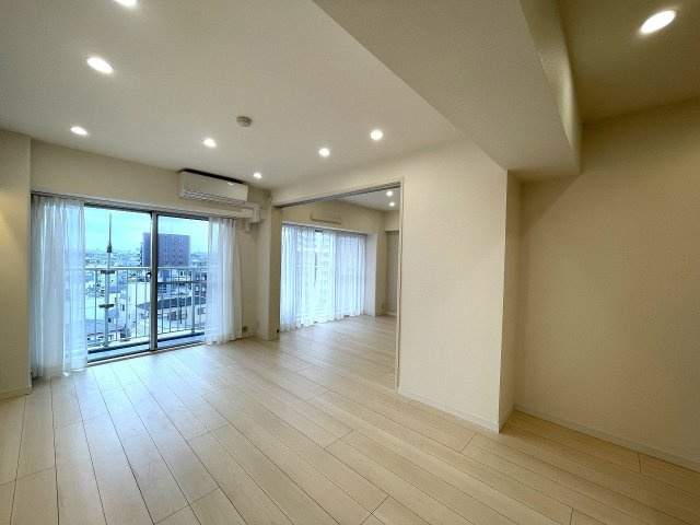 広々としたLDKは、隣接するお部屋の扉を開けて、さらに解放感ある空間に。　