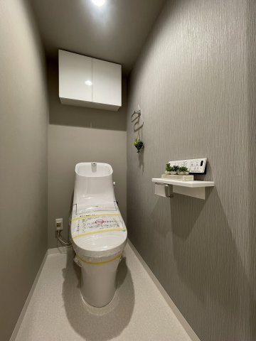 温水洗浄便座付きの清潔感あるトイレは、落ち着いた空間に。　