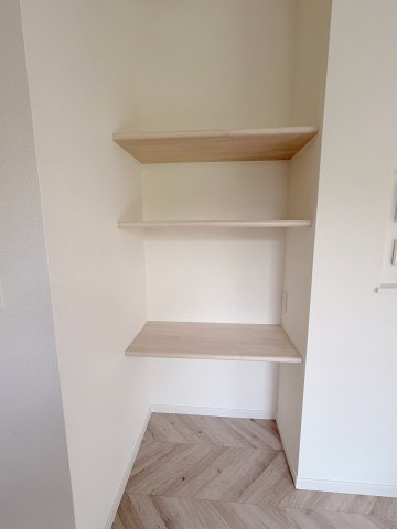 キッチン横の収納。保存食のストックなどに！