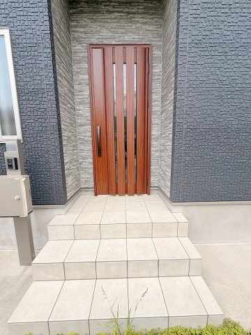 ブラウンの玄関ドアが建物全体をまとめていますね！