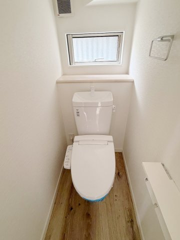 窓もあり、カウンターもあります。カウンターに置物やお花などを置いて華やかに！