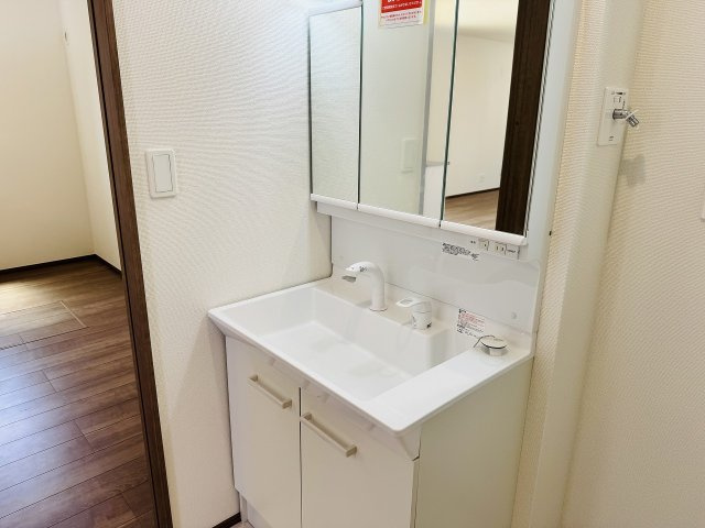 ～3面鏡付きの独立洗面台　細々している物をスッキリ収納出来ます～