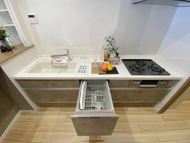 家事の負担を大幅に軽減してくれる便利な食器洗い乾燥機を完備。手洗いに比べて節水効果も高く、食後の片付け時間を短縮できます。忙しい毎日にゆとりをもたらしてくれる、嬉しい人気の設備仕様です。