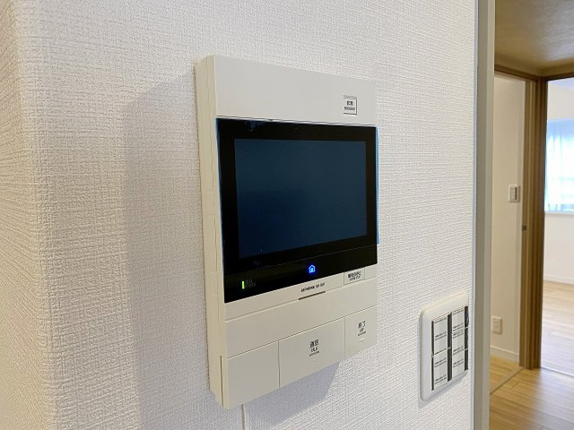 来訪者の顔を室内からしっかり確認できるTVモニター付きインターホンを設置。不用意な対応を防ぎ、防犯面でも高い安心感を提供します。お子様のお留守番や女性の一人暮らしでも安心のセキュリティです。