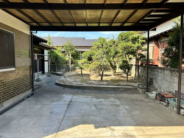 駐車場部分です！奥にはお庭があります！