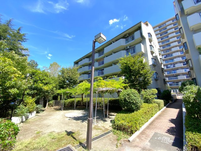 ■街が本当に「ふるさと」と呼べるためには、赤ちゃんから老人までが安心して生活できなくてはなりません。大きな居間をもつ住宅など、さまざまなライフスタイルの人々が満足できるように工夫されています。