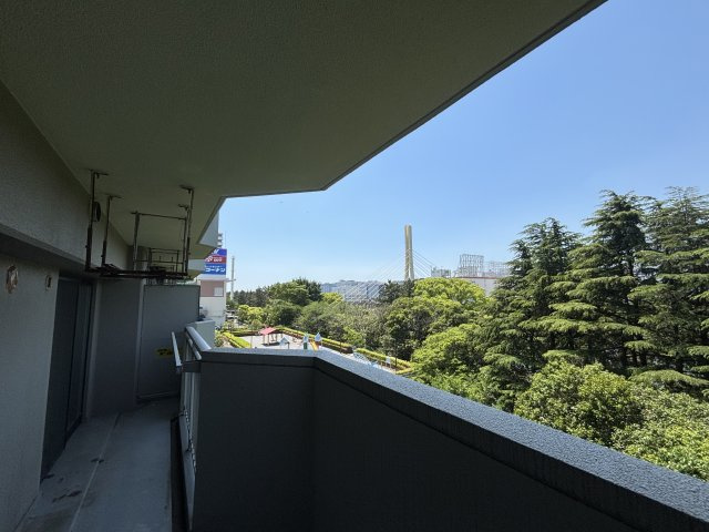 ■撮影日：2026年5月2日　遠くに見えるかもめ橋やビルが、都会的なアクセントとなっています。昼間は爽やかな青空と緑のコントラスト、夜には都会のきらめく夜景が広がり景色を堪能できます。
