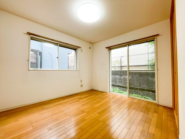 二面採光で明るい洋室です