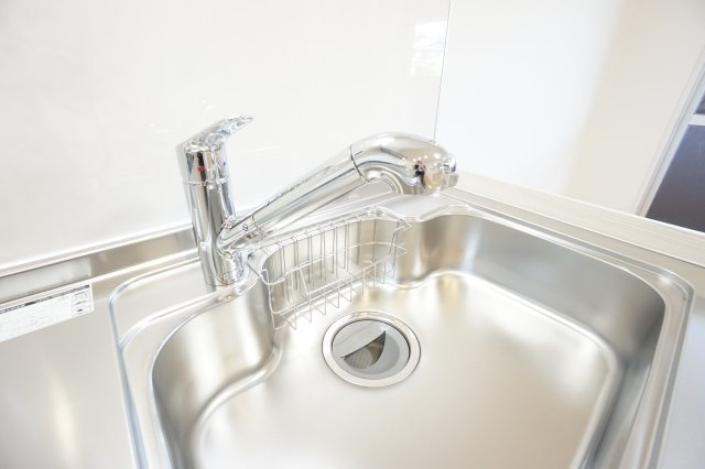 ◆キッチン水栓、浄水器◆　広々としたシンクで食器や調理器具等の洗い物が楽にできます。水栓は浄水器付きです。　簡単においしいお水を使用することが出来ます。カートリッジの交換も簡易です。