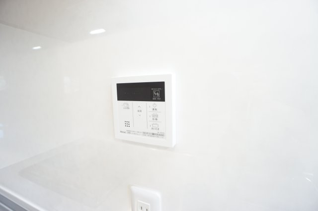 ◆給湯器リモコン◆　給湯器も交換済みです。自動湯張り、追い炊き機能付きです。　浴室、リビング（キッチン）の2か所で操作する事が可能です。　