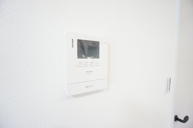 ◆カメラモニター付きインターホン◆　モニター付きのインターホンを採用しています。　声だけではなく、映像も映ることで安心してお客様を迎えられます。　