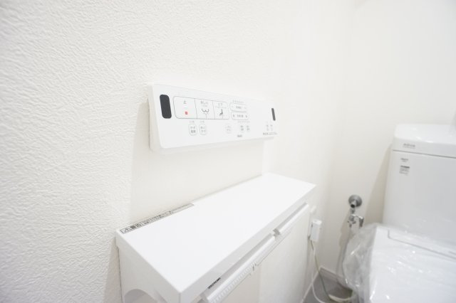 ◆温水洗浄トイレ◆　壁リモコンタイプの為、便器のお掃除が簡単に出来る、見た目もスッキリすると　非常に満足度の高い商材です。　