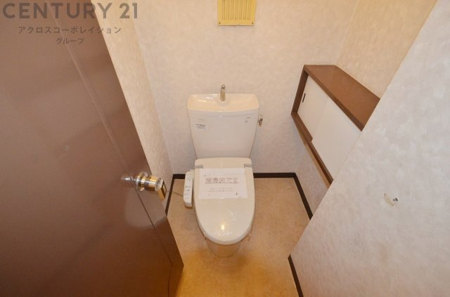温水洗浄便座付トイレは温水洗浄機能により、暖かい水でおしりを洗浄することができ、冷たい水を使う従来の便座に比べ、温水洗浄機能で暖かいトイレを提供し、快適な使用を可能にします。　