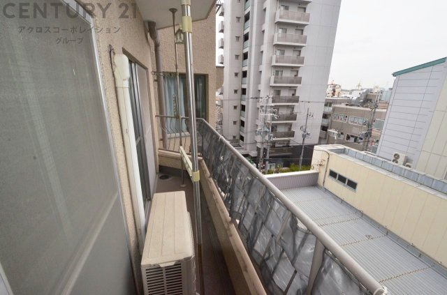 南向きバルコニーは日照が豊富で温暖な陽光を受けられ、植物の育成やリラックススペースとして活用可能です。洗濯物の乾燥が速く、快適な生活環境を提供。自然の光を取り込み、室内を明るくしてくれます。　