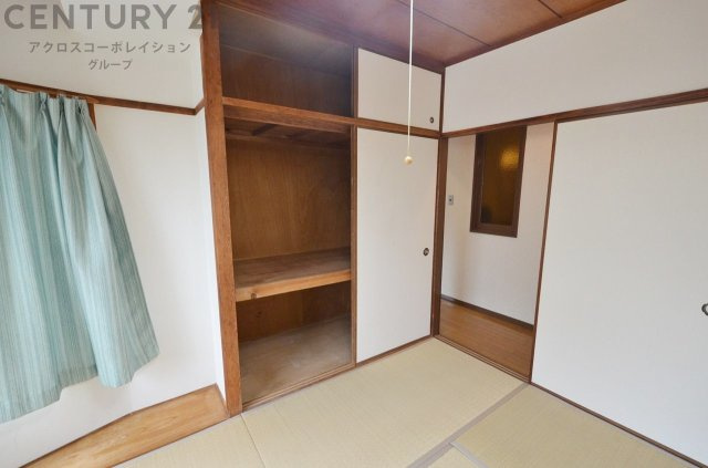 押入れは季節の衣類、寝具などを収納できます。伝統的な美しさと実用性が融合し、収納物を保護する調湿・換気効果があります。使い方によっては書類や小物なども効果的に整理でき空間を有効活用できます。　