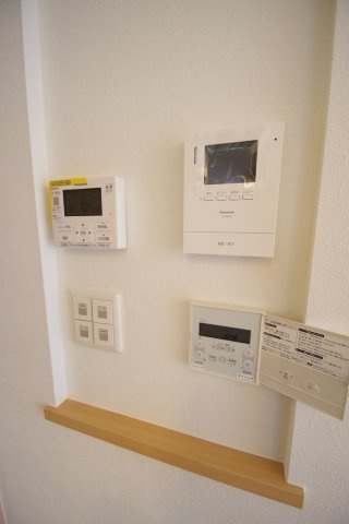 TVモニター付きインターフォン、床暖房コントロールパネル