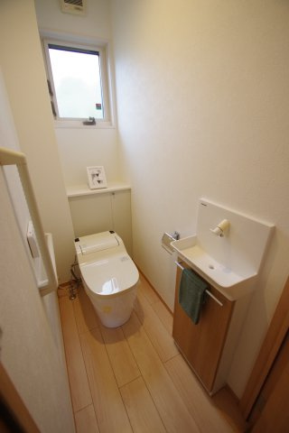 1階トイレ（タンクレス）